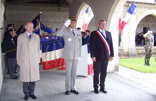 Le Comte Philippe de La Rochefoucauld et le maire de Dormans encadrent le Général Cuche.