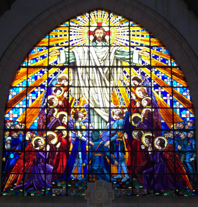 Grand vitrail de la chapelle supérieure du mémorial des batailles de la marne