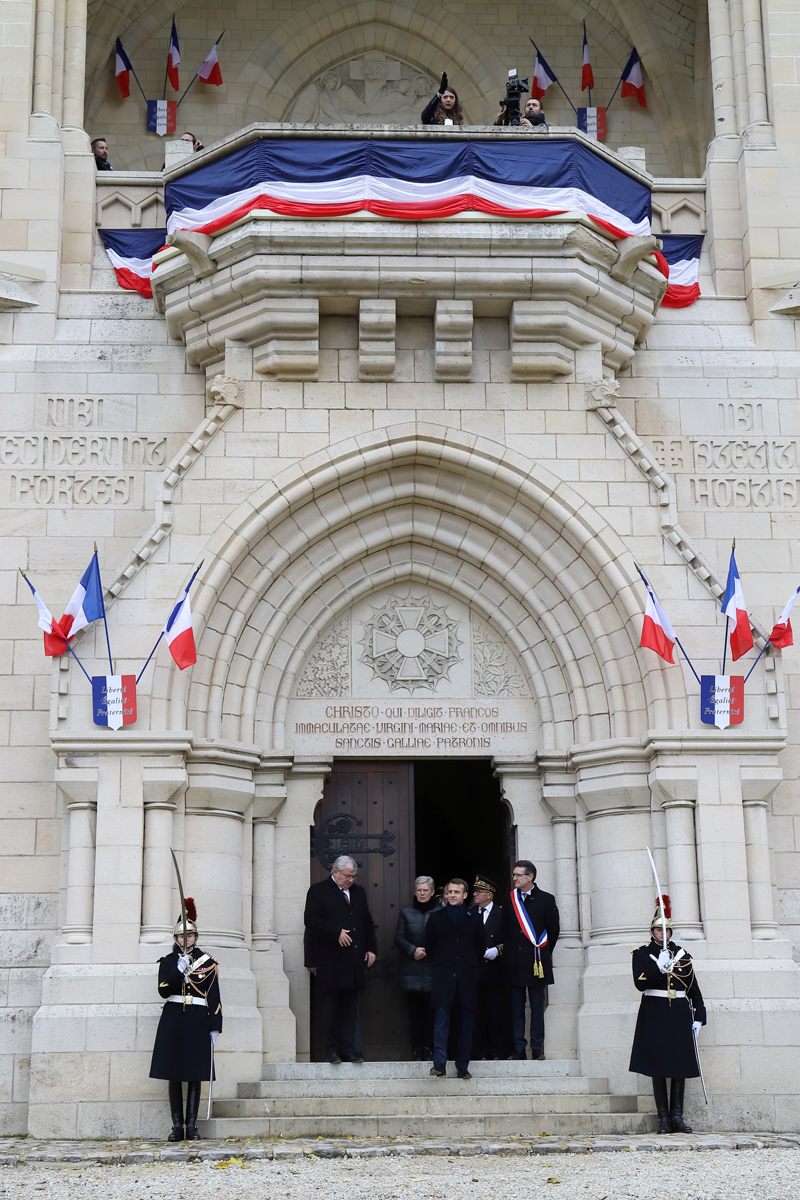 Le Président de la République Emmanuel Macron après sa visite de l’exposition et de la crypte le 14 novembre 2020.