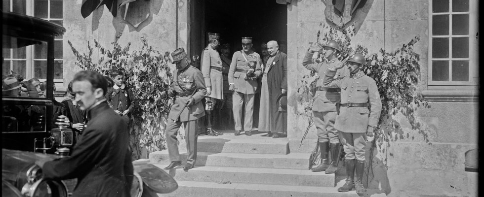 Le Maréchal Foch à sa sortie de l'hôtel de ville 16 juillet 1922 Dormans