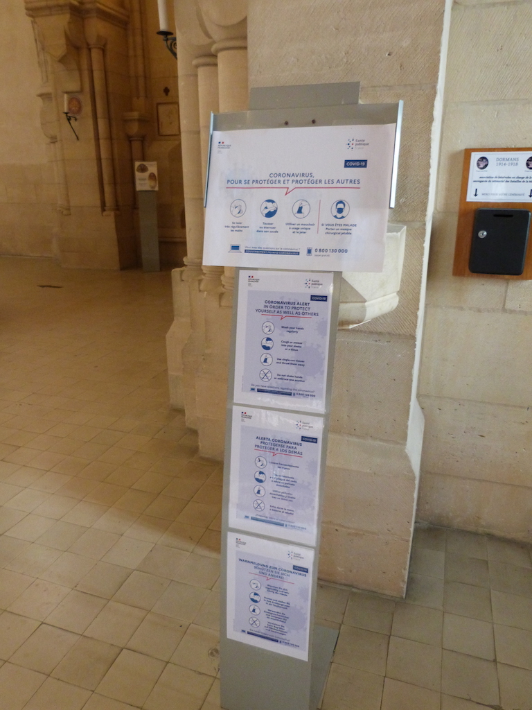 Affichage des gestes de protection en 4 langues
