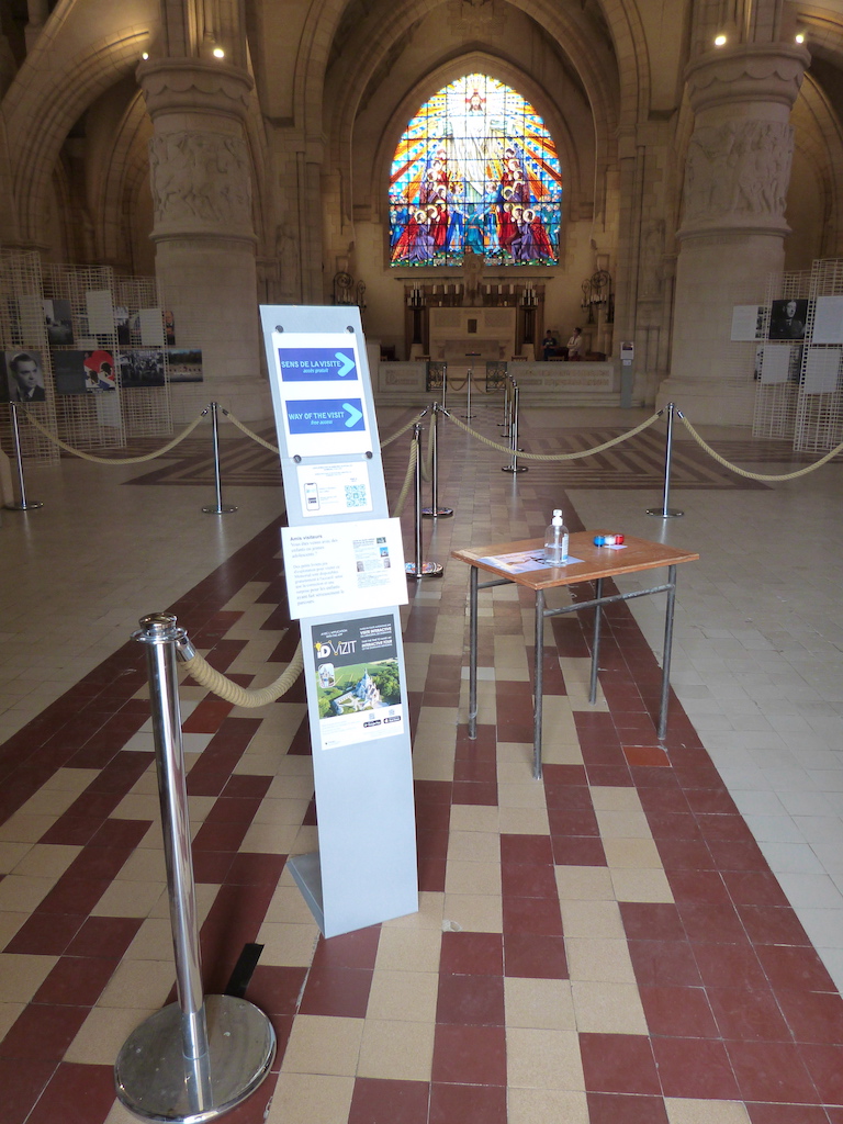 Mesures sanitaires à l’entrée de la chapelle supérieure
